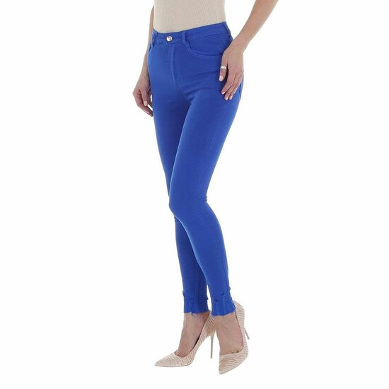 Fel blauwe high waist jeans.