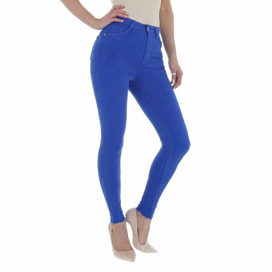 Fel blauwe high waist jeans.