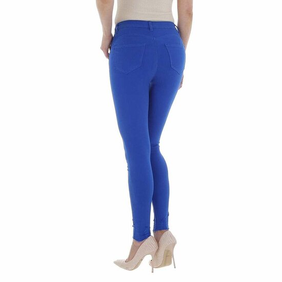 Fel blauwe high waist jeans.