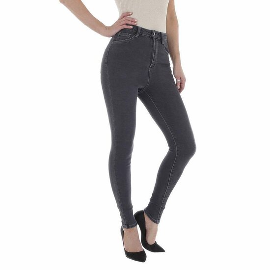 Donker grijze high waist jeans.
