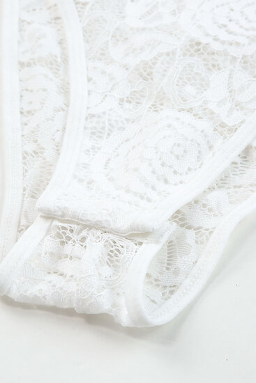 Witte kanten crochet bodysuit.