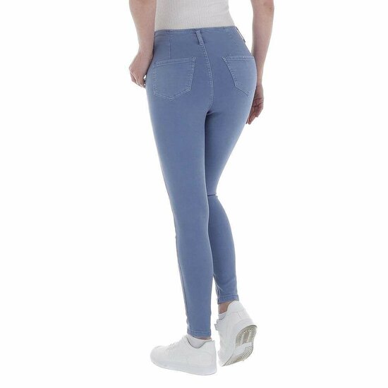 Blauwe high waist jeans met knoppensluiting.