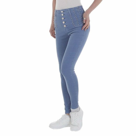 Blauwe high waist jeans met knoppensluiting.