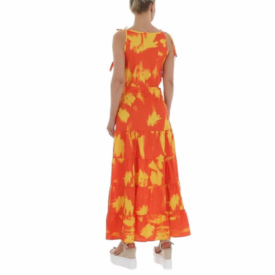 Oranje armloze maxi jurk.