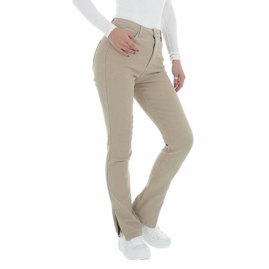 Modieuze beige straight leg jeans.