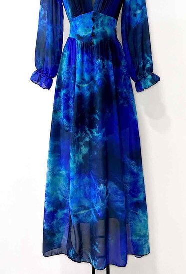 Sierlijke blauwe mixed maxi jurk met motief