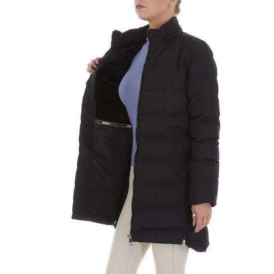 Sportieve gewatteerde zwarte midi jas met zwarte fake fur.