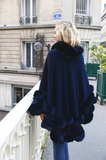 Elegante donker blauwe cape jas met fake fur
