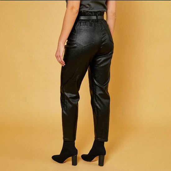 Trendy zwarte high waist leatherlook broek