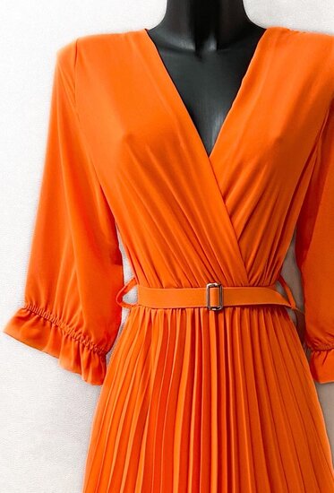 Elegante oranje plisse maxi jurk.