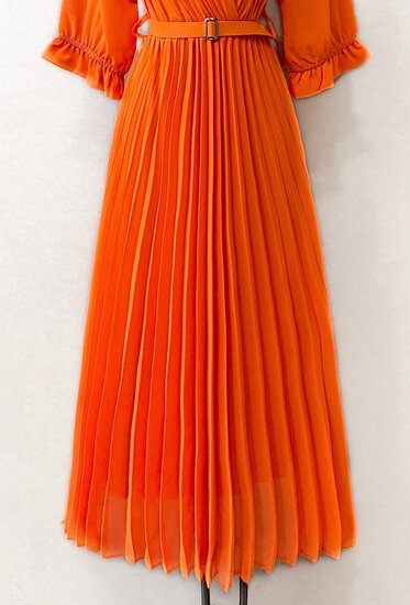 Elegante oranje plisse maxi jurk.