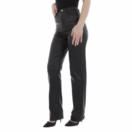 Modieuze zwarte leatherlook broek met hoge taille.