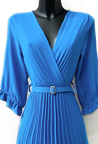 Elegante blauwe plisse maxi jurk.