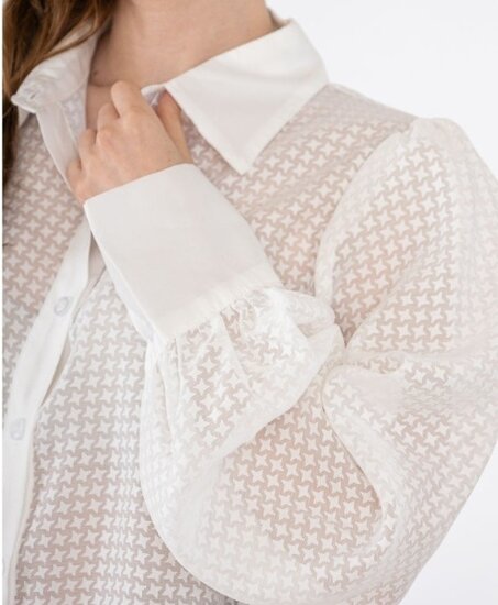 Trendy witte doorschijnende hemdblouse met sterren deco