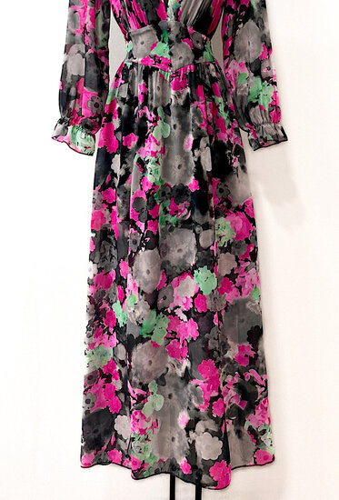 Sierlijke grijs- groen-rose mixed maxi jurk met kleurige bloemenprint.