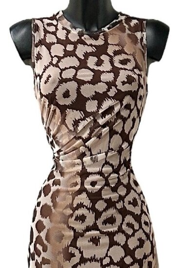 Magnifique robe bodycon sans manches en maille brun et beige avec motif floral
