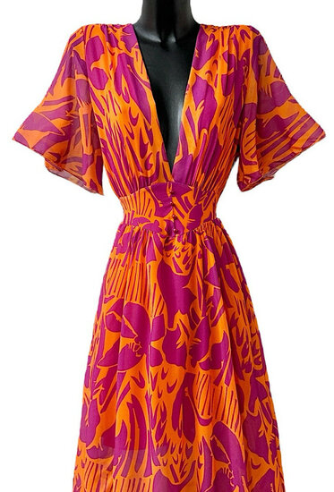 Mooie oranje-purperen maxi jurk met bloemen print