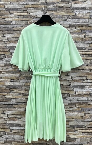 Robe courte en plisse à cœur croisé vert wasabi