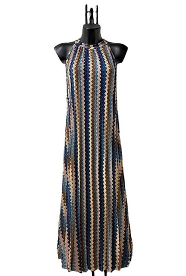 Zomerse mouwloze blauw-beige mixed plisse jurk met print
