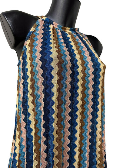Zomerse mouwloze blauw-beige mixed plisse jurk met print