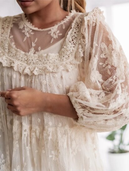 Prachtige korte kanten jurk in cream kleur