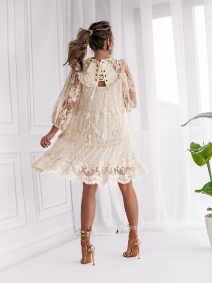 Prachtige korte kanten jurk in cream kleur