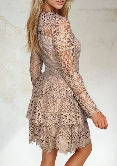 Elegante gesofisticeerde korte kanten taupe jurk