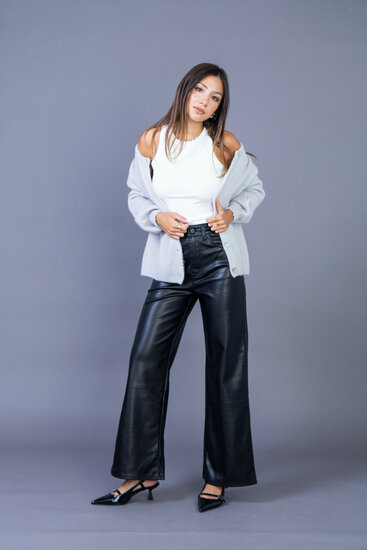 Zwarte leatherlook broek met wijde pijpen