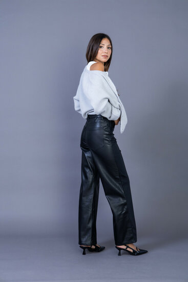 Zwarte leatherlook broek met wijde pijpen