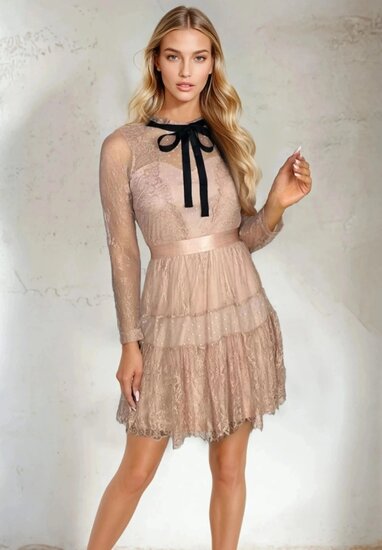 Kanten taupe jurk met strik – Parijse elegantie