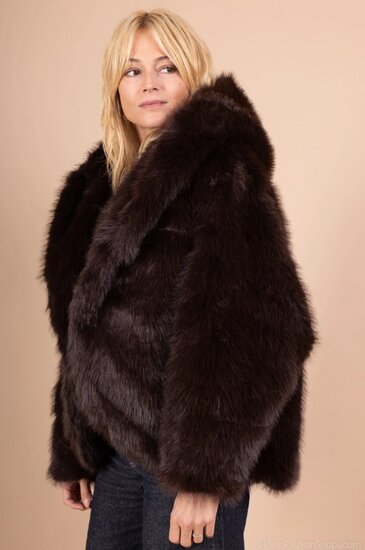 Manteau court tendance en fausse fourrure marron brun