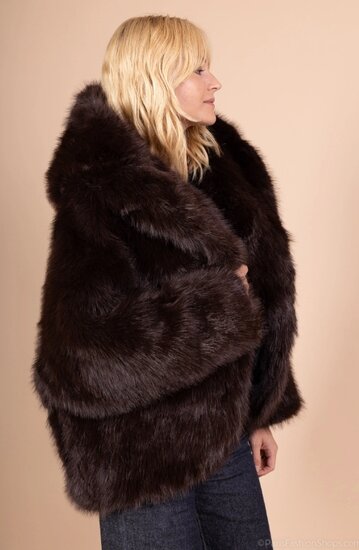 Manteau court tendance en fausse fourrure marron brun