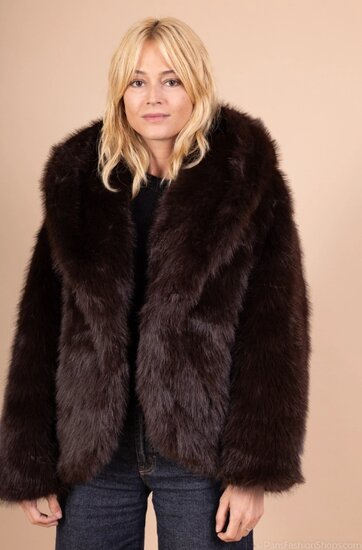 Manteau court tendance en fausse fourrure marron brun