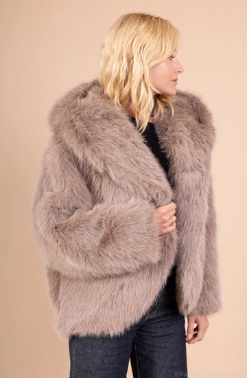 Manteau court tendance en fausse fourrure champagne