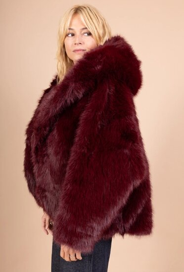 Manteau court tendance en fausse fourrure bordeaux