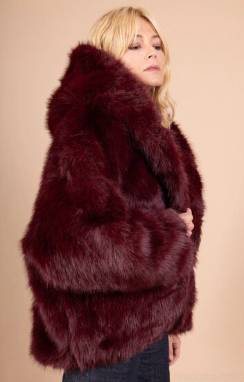 Manteau court tendance en fausse fourrure bordeaux