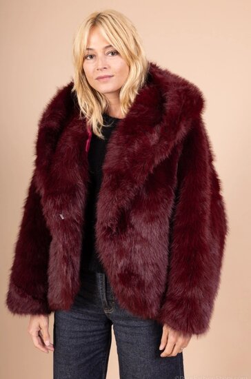 Manteau court tendance en fausse fourrure bordeaux