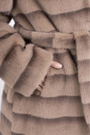 Manteau mi-long tendance bicolore taupe en fausse fourrure