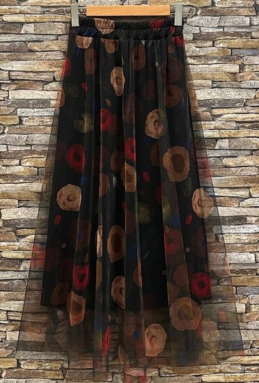 Lange zwarte rok in ultralicht tulle met bloemen print