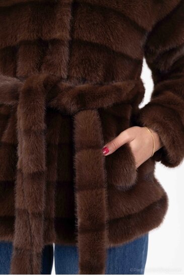 Trendy korte bruine gelaagde jas in  in faux fur