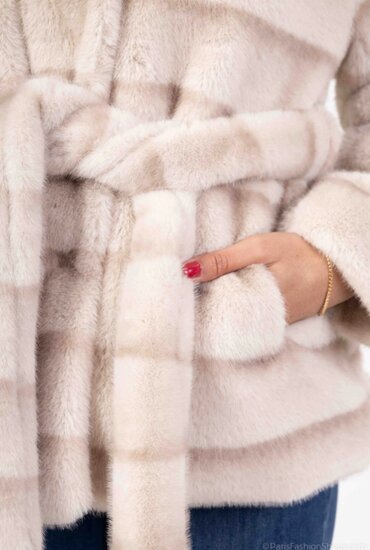 Trendy korte beige gelaagde jas in  in faux fur