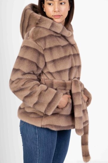 Trendy korte taupe gelaagde jas in  in faux fur