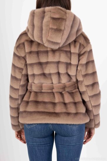Trendy korte taupe gelaagde jas in  in faux fur