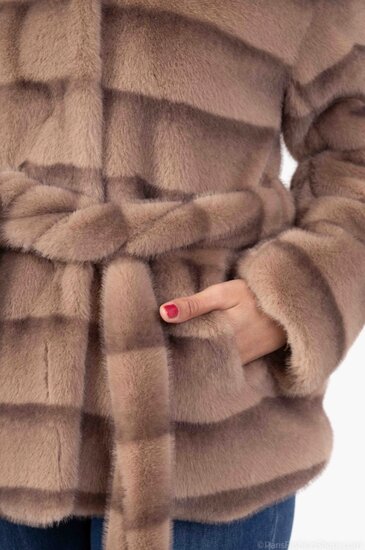 Trendy korte taupe gelaagde jas in  in faux fur