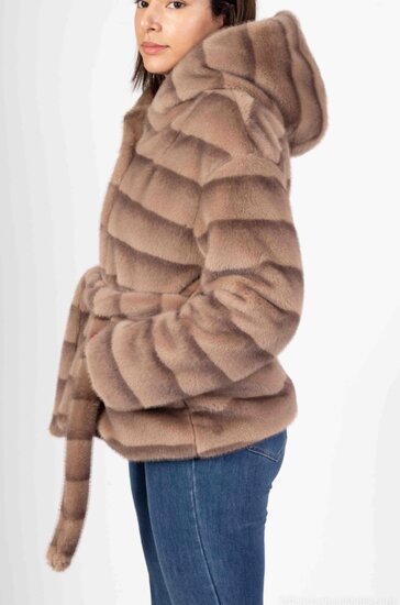 Trendy korte taupe gelaagde jas in  in faux fur