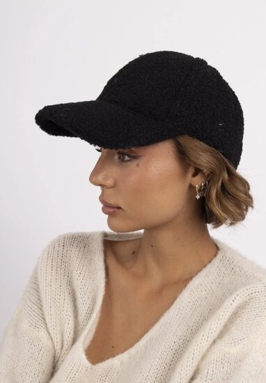 Zwarte pet in imitatiebont