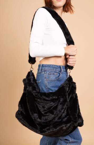 Zwarte xxl schoudertas in imitatiebont