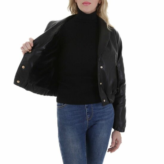 Korte zwarte leatherlook  jacket met zwarte imitatiebonte kraag