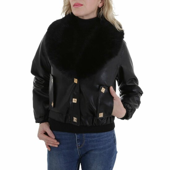 Korte zwarte leatherlook  jacket met zwarte imitatiebonte kraag