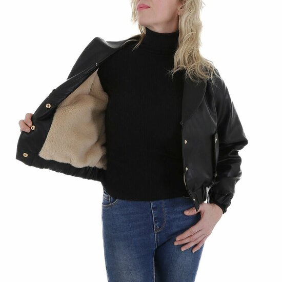 Korte zwarte leatherlook  jacket met beige imitatiebonte kraag